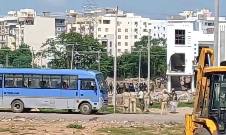 Hyderabad: GHMC demolishes illegal structures in Rukn-ud-daula lake