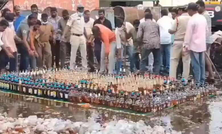 Video: Chaos in Guntur as locals loot seized liquor during police destruction