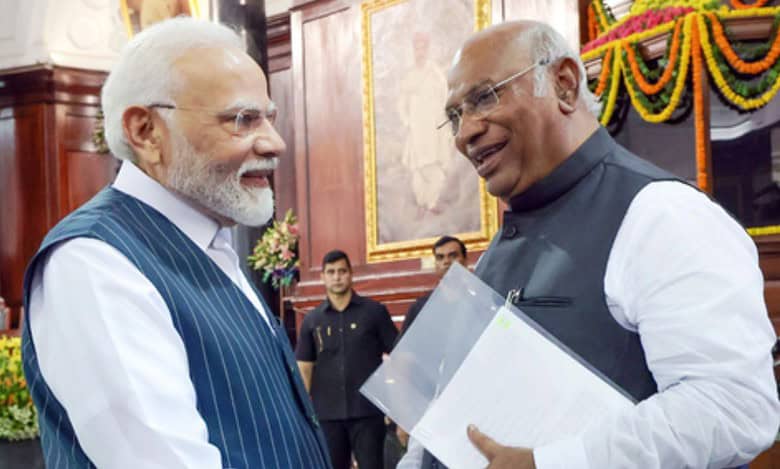 Modi ‘jhoothon ka sardar’, Kejriwal his ‘baap’ in speaking lies: Kharge
