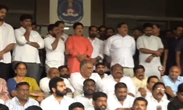 Hyderabad: BRS leaders protest in front of Cyberabad CP office