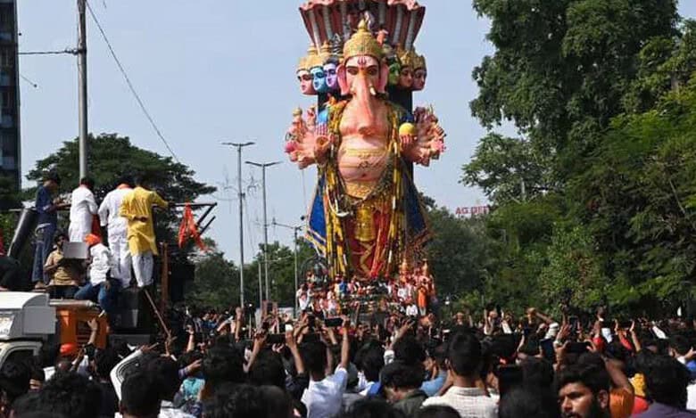 Group demands taller metro pillars in Hyderabad for Ganesh procession