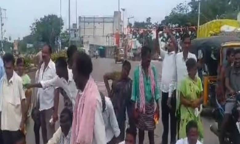 Telangana: Protest erupts in Warangal over delay in farmer loan waiver