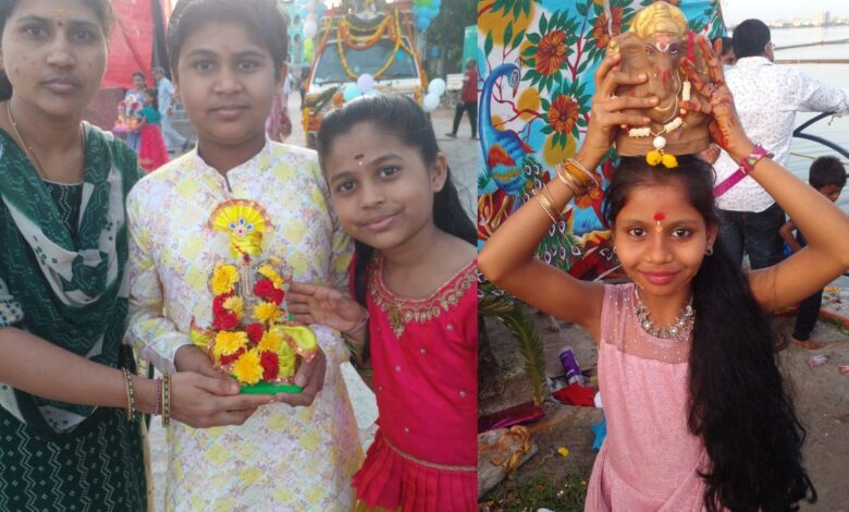 A considerable number of clay Ganesh idols were seen being brought for immersion at the People's Plaza on the Necklace Road on Wednesday. Wednesday.