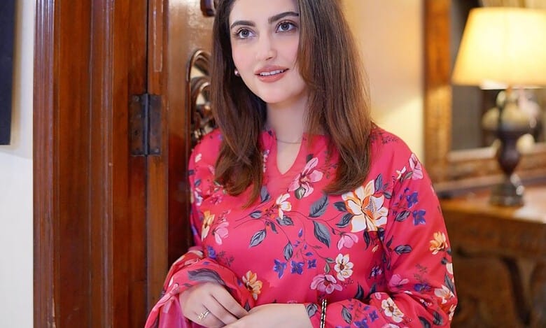 Pak actress Hiba Bukhari spotted with baby bump, video viral