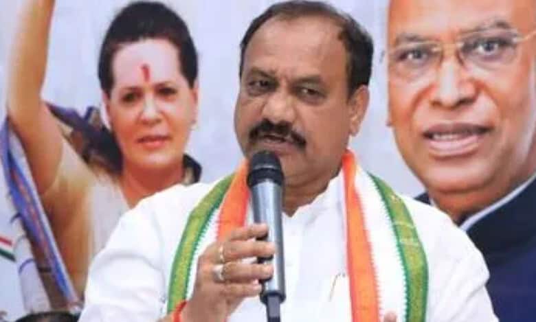 TPCC president B Mahesh Kumar Goud alleges that BRS MLAs and MLC occupied 800 lakes.