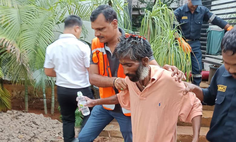 Video: HYDRA (DRF) rescues man who fell into nala in Ameerpet