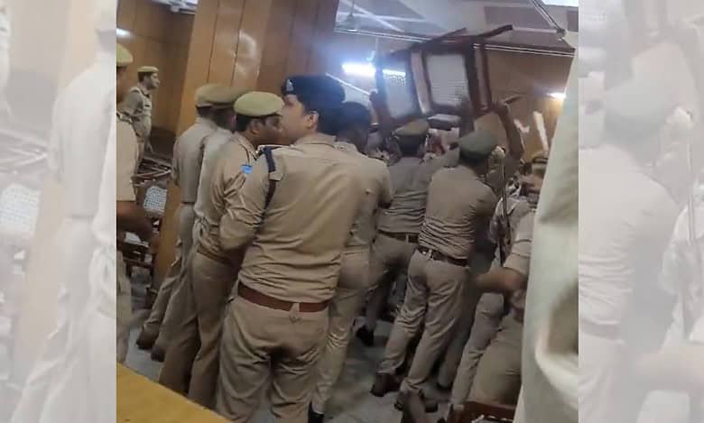 Lawyers clash with police at Ghaziabad court leading to lathi charge