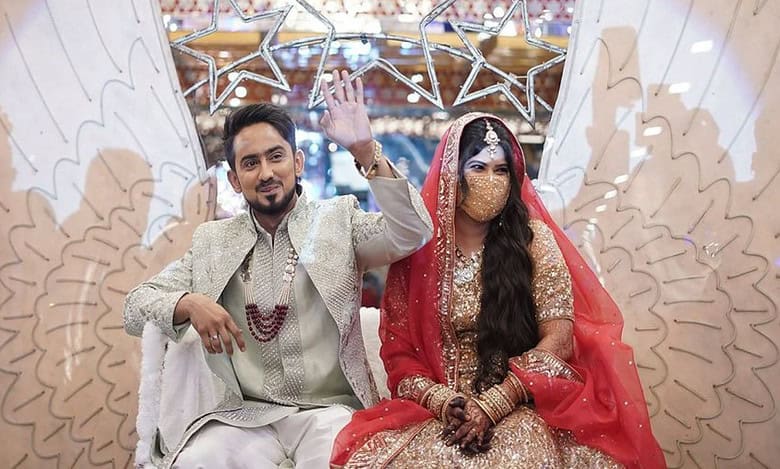 Why is Adnaan Shaikh covering his wife Ayesha aka Riddhi's face?