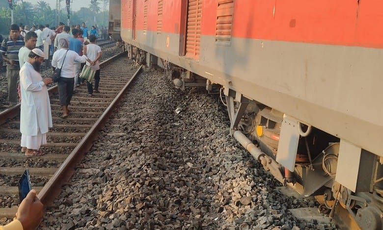 Secunderabad Shalimar train derailed