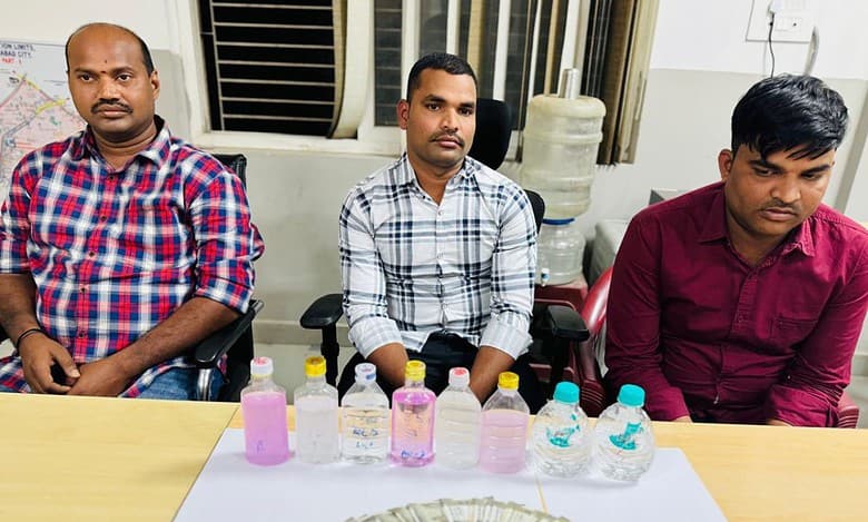 ACB sleuths arrest Bandlaguda SI and two constables while accepting bribe in return for closure of a case.