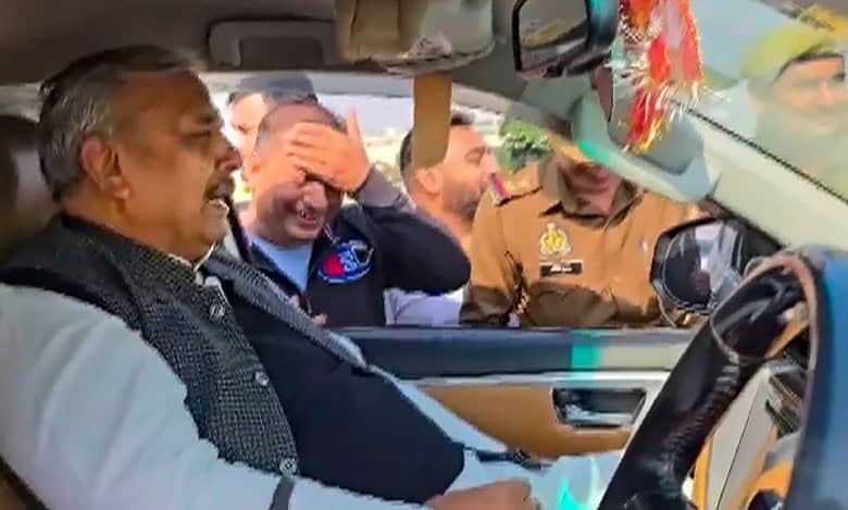 Harendra Malik stopped at Ghazipur border
