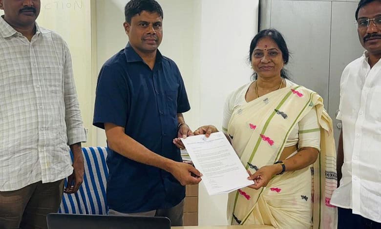 Congree leader Indira Shobhan lodges complaint with Cyber Crime police station.