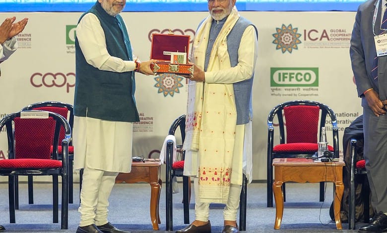 PM Modi receives a memento from Amit Shah at the inauguration of Global Cooperative Conference