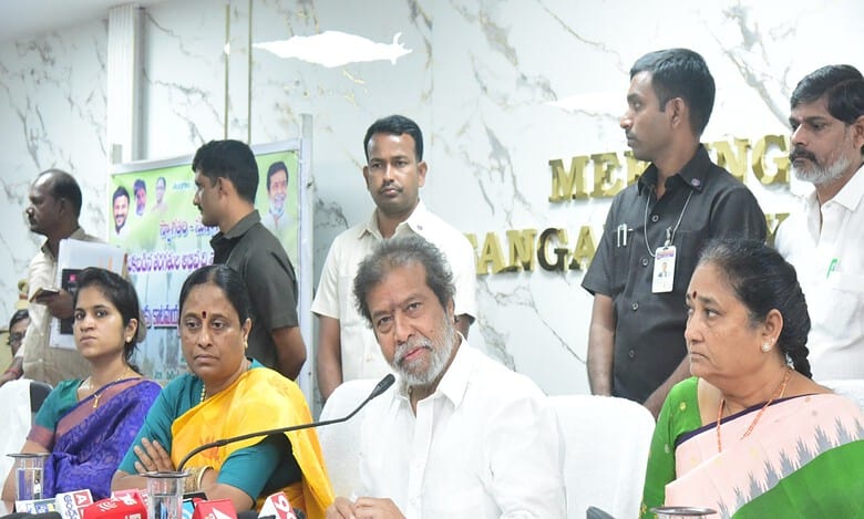 Telangana health min urges public to cooperate with officials for caste census