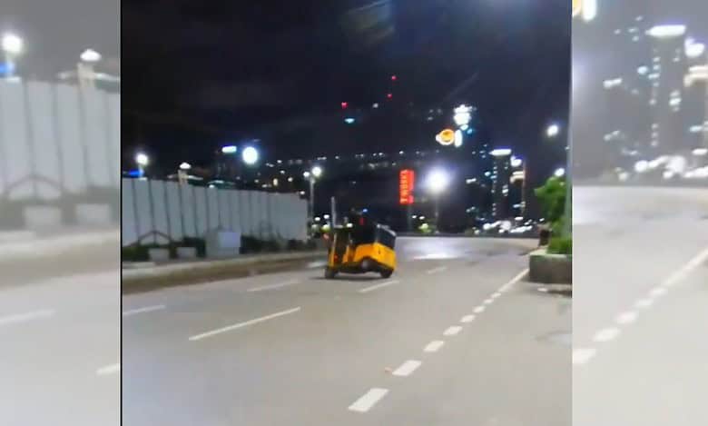 Auto rickshaw performs risky stunts on road in Hyderabad