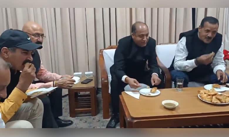 Watch: BJP leaders host samosa party to mock Himachal CM