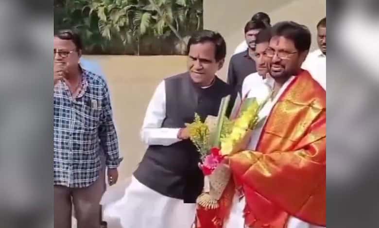 Video: BJP leader kicks party worker trying to get into picture frame