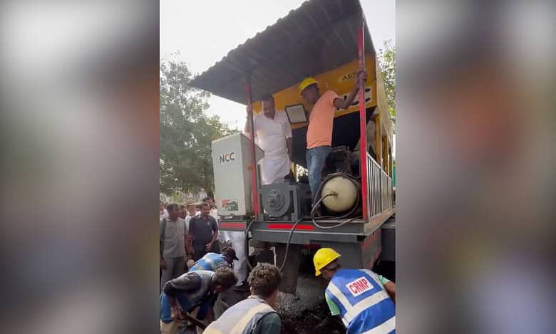 Video: Telangana R&B min unveils new tech to tackle potholes