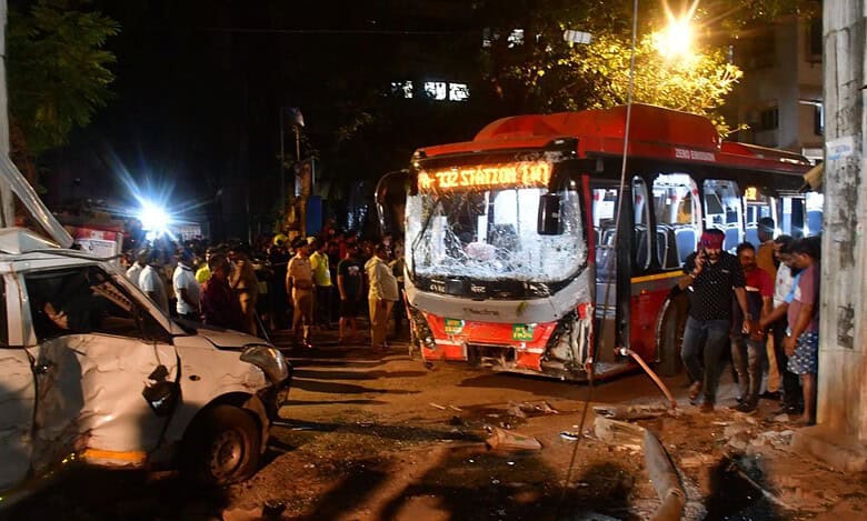 Bus accident in Mumbai