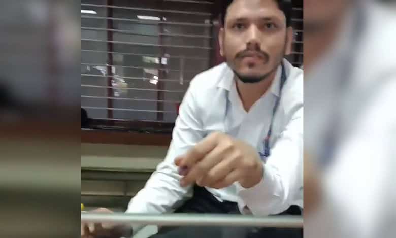 Video: Angry Kannadiga demands Kannada to be spoken at Rly counter