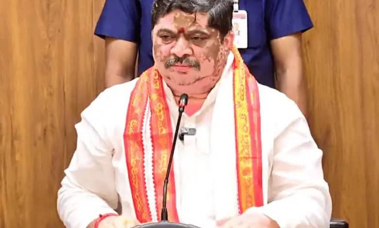 Ponnam PRabhakar assures state government's support to journalist allegedly assaulted by Mohan Babu.