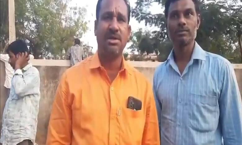Video: Parents withdraw students from govt school in Telangana