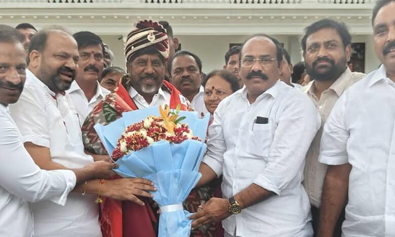 Members of TGEJAC met deputy chief minister bhatti Vikramarka at Praja Bhavan and submitted a representation with 54 demands of the government employees.