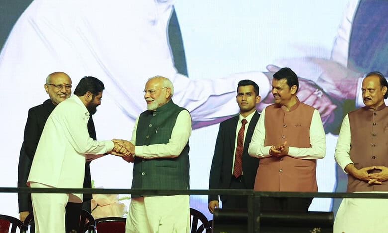 Fadnavis takes oath as Maharashtra CM