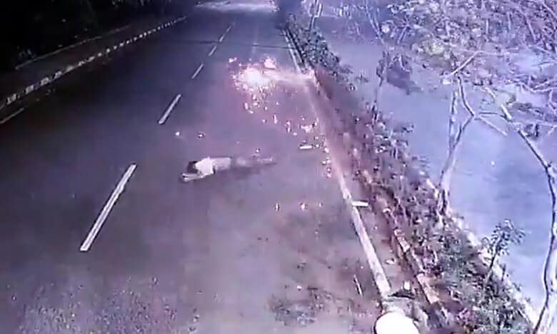 Speeding bike crashes into divider in Hyderabad, 2 dead