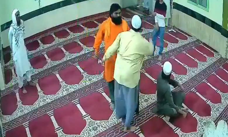 Man storms mosque during azaan in Maharashtra, harasses muezzin