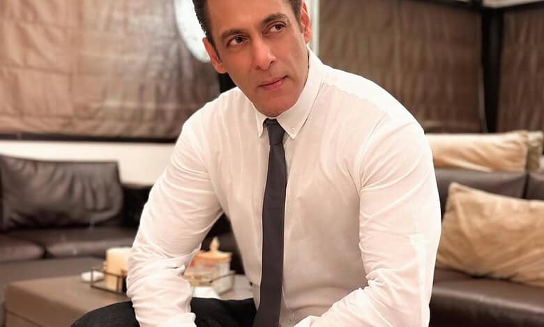 Salman Khan meets fans after Sikandar flop, promises better films