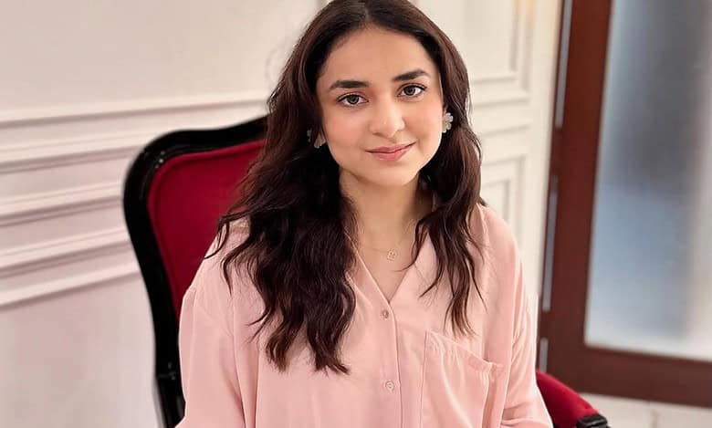 Qarz e Jaan: Fans can't stop raving about Yumna Zaidi's new role