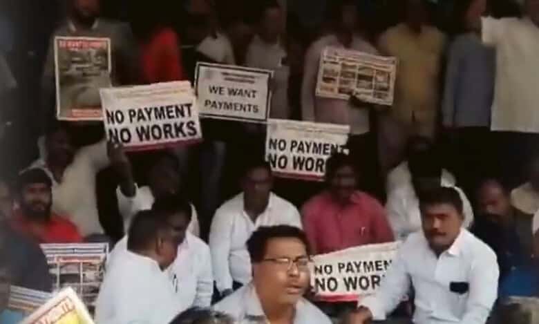 Contractors in Hyderabad hold protest at GHMC office