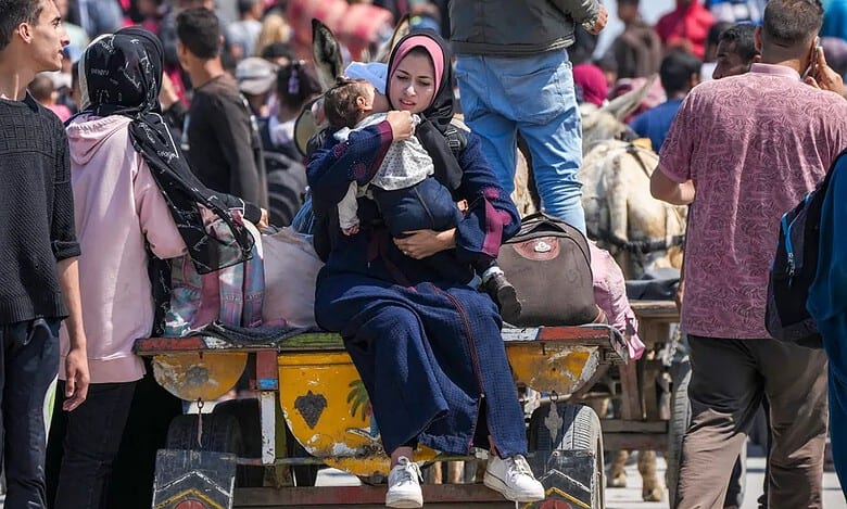 Displaced Palestinians walking home to northern Gaza