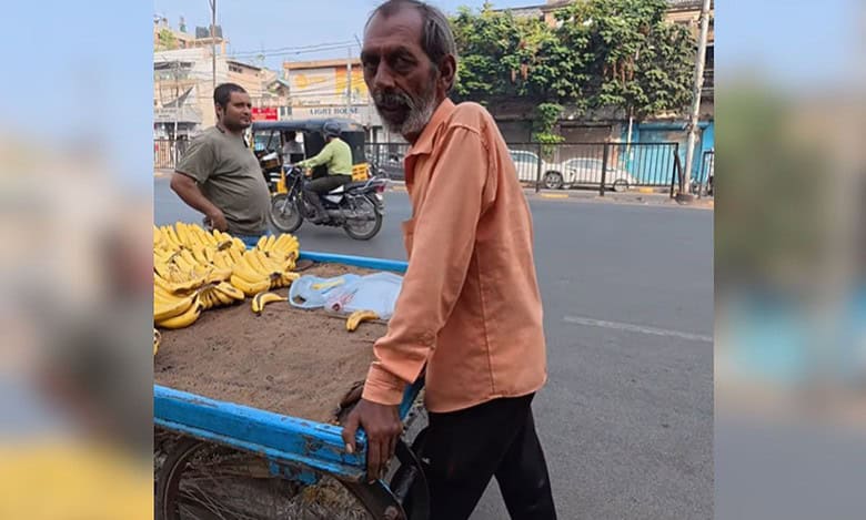 Watch: Banana for Rs 100, tourist calls out Hyderabad’s ‘Gora Service Tax’
