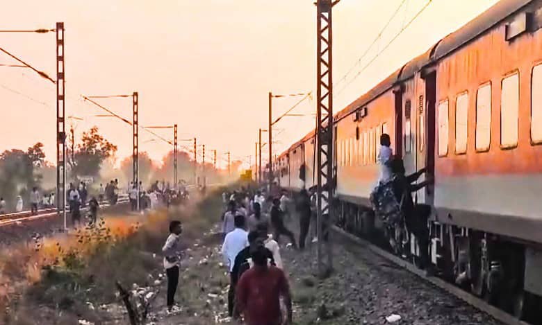 Maharastra: Nearly 10 die after jumping from train amid rumour, hit by another train