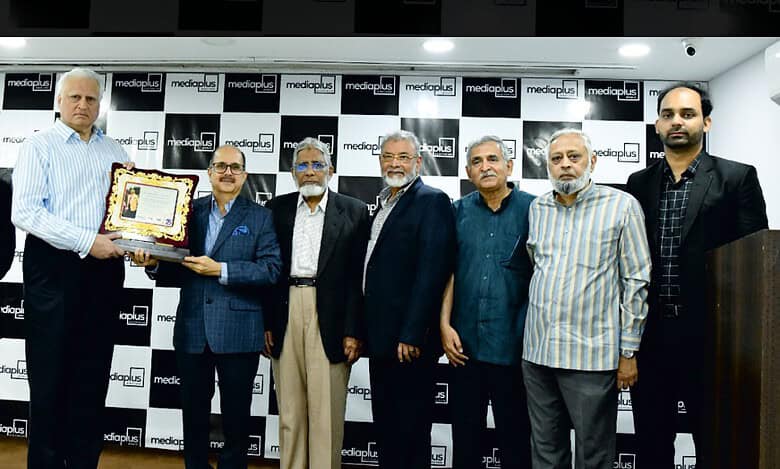 Dr. Ausaf Sayeed presents a memento to Ahmed Khan, the newly elected president of MESCO. Dr. Qutubddin, Dr Yousuf Azam, Iftekhar Shareef , Dr Iftekharuddin, Dr. Akber Mohammed and Khaled Shahbaaz can be seen.