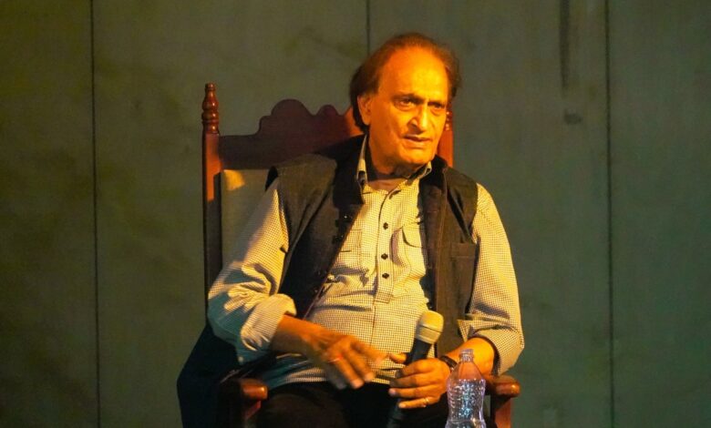 Raghu Rai answering questions from the audiences, (N. Shiva Kumar)