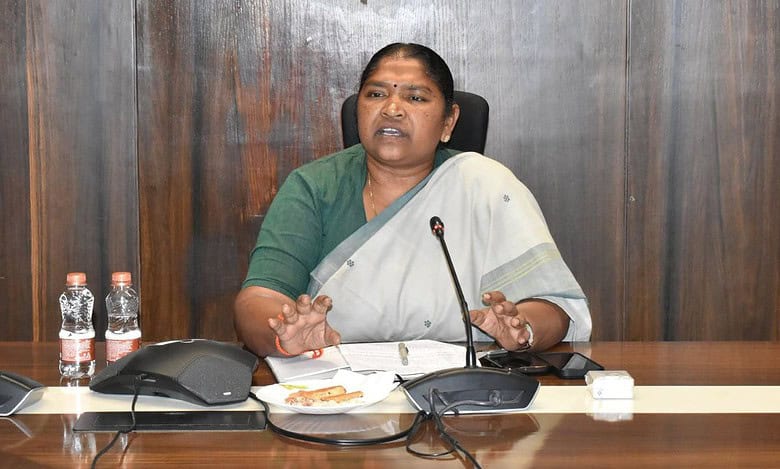 Seethakka faces protest over dumping yard in Hyderabad's Peerzadiguda