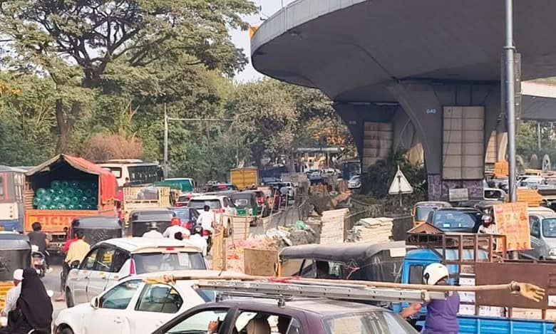 Traffic woes continue due to Hyderabad’s Mehdipatnam-Tolichowki works