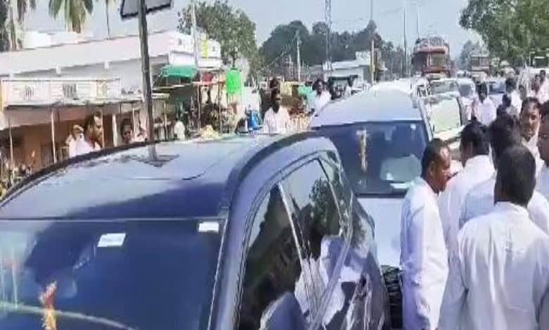 Video: Uttam Kumar escapes unhurt in convoy accident in Telangana