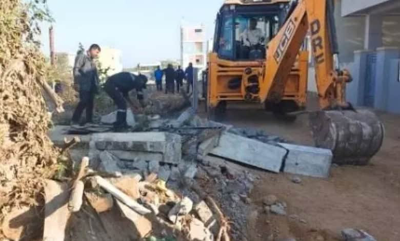 HYDRAA takes down encroachments in Shamshabad