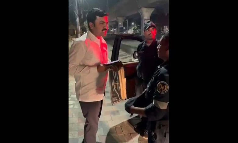 Watch: GHMC removes KCR posters from walls in Hyderabad