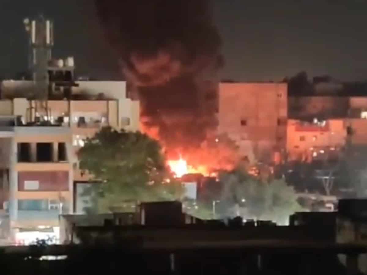 Fire at Bahadurpura X Road Sends Thick Smoke, Residents Alarmed