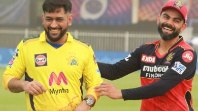 Photo of MS Dhoni wearing CSK jersey and Virat Kohli wearing RCB jersey
