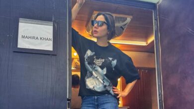 Mahira Khan brings Shah Rukh Khan to set in style
