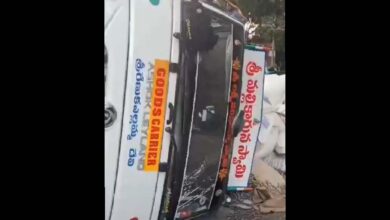 Truck overturns at Masabtank