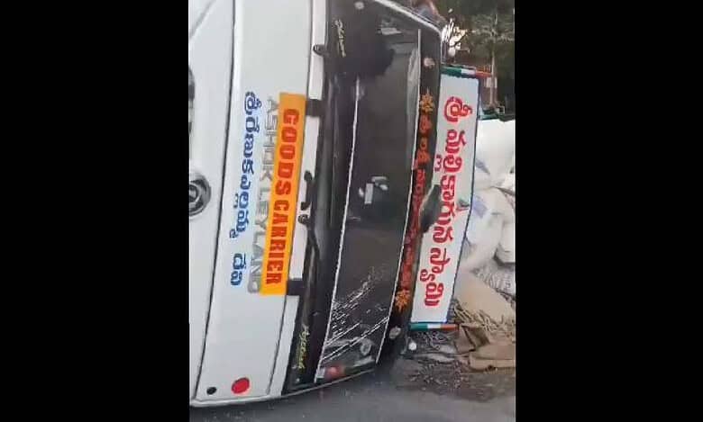 Truck overturns at Masabtank