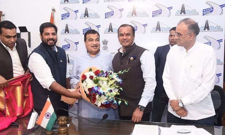 Gadkari assures to resolve pending issues related to RRR project