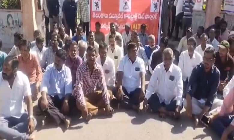 Telangana: Kamareddy municipal staff protest unpaid salaries